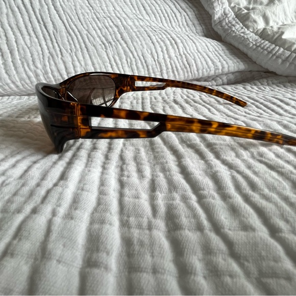 Women’s Tortoise Shell Sunglass, Brown - Picture 3 of 4